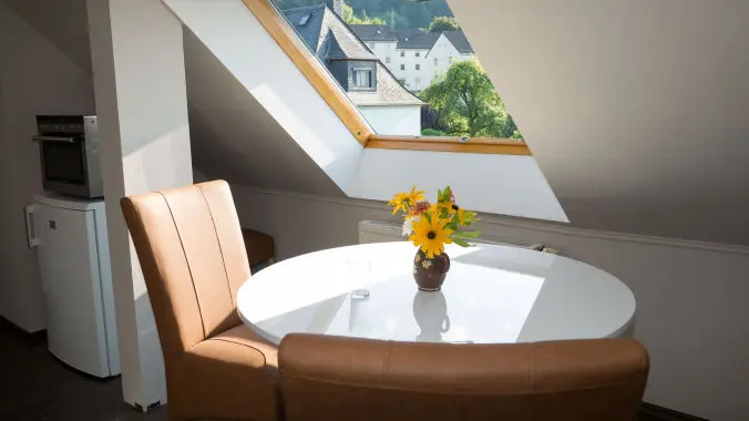 Esstisch Ferienwohnung  zentrale Lage am Kurmittelhaus Actinon Haus Ilse Essbereich Ferienwohnung Aue Bad Schlema