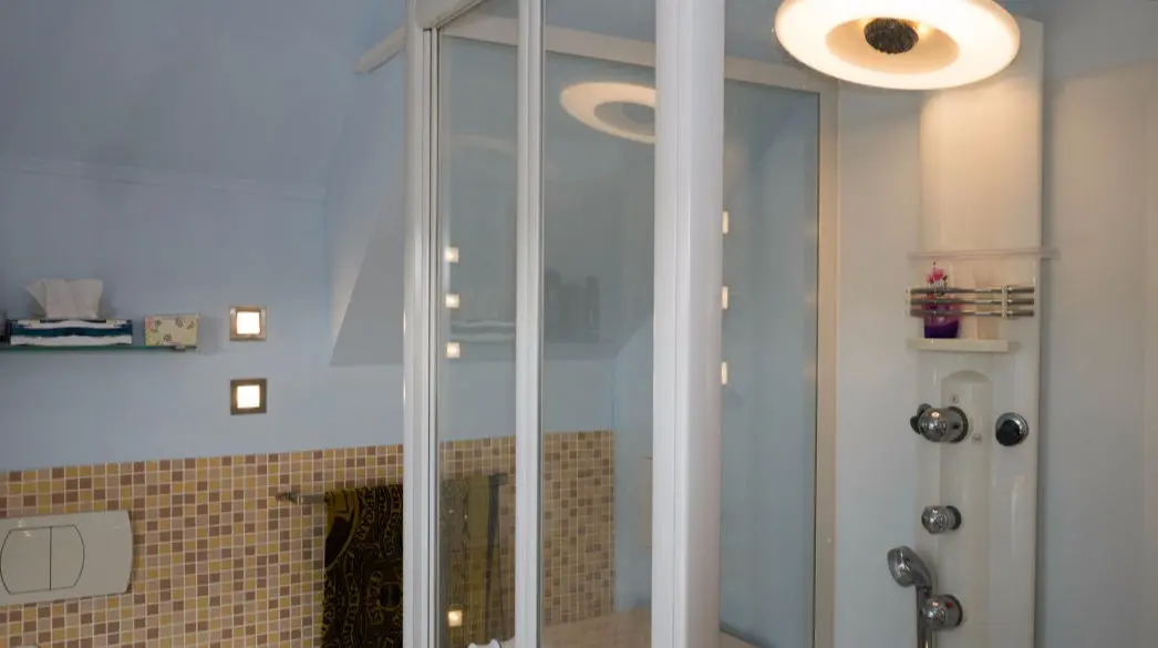 Dusche Bad Ferienwohnung  zentrale Lage am Kurmittelhaus Actinon Haus Ilse Dusche Bad Ferienwohnung Aue Bad Schlema